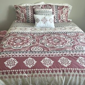 Elegant Floral Bedding Set in Mauve and White